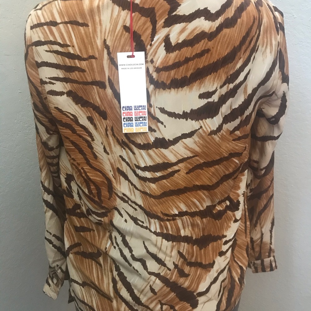 CIAOLUCIA sleeve top with a deep v-neckline - Picture 3 of 7
